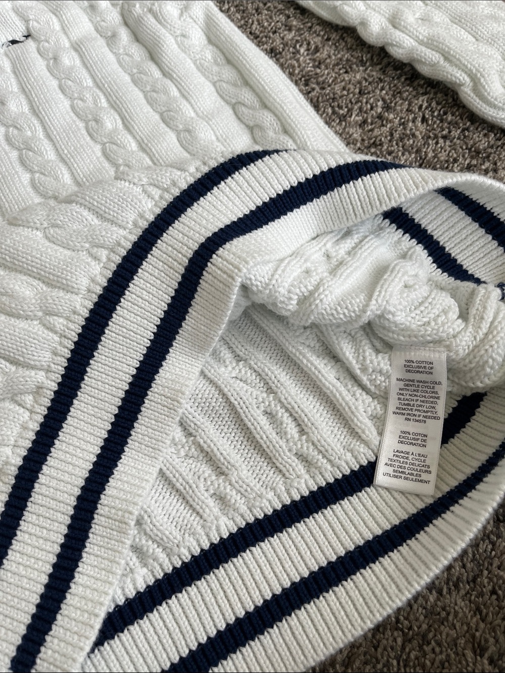 Vineyard Vines. White Cable Knit V-Neck Sweater with Navy & Red Trim! Americana - Picture 4 of 10
